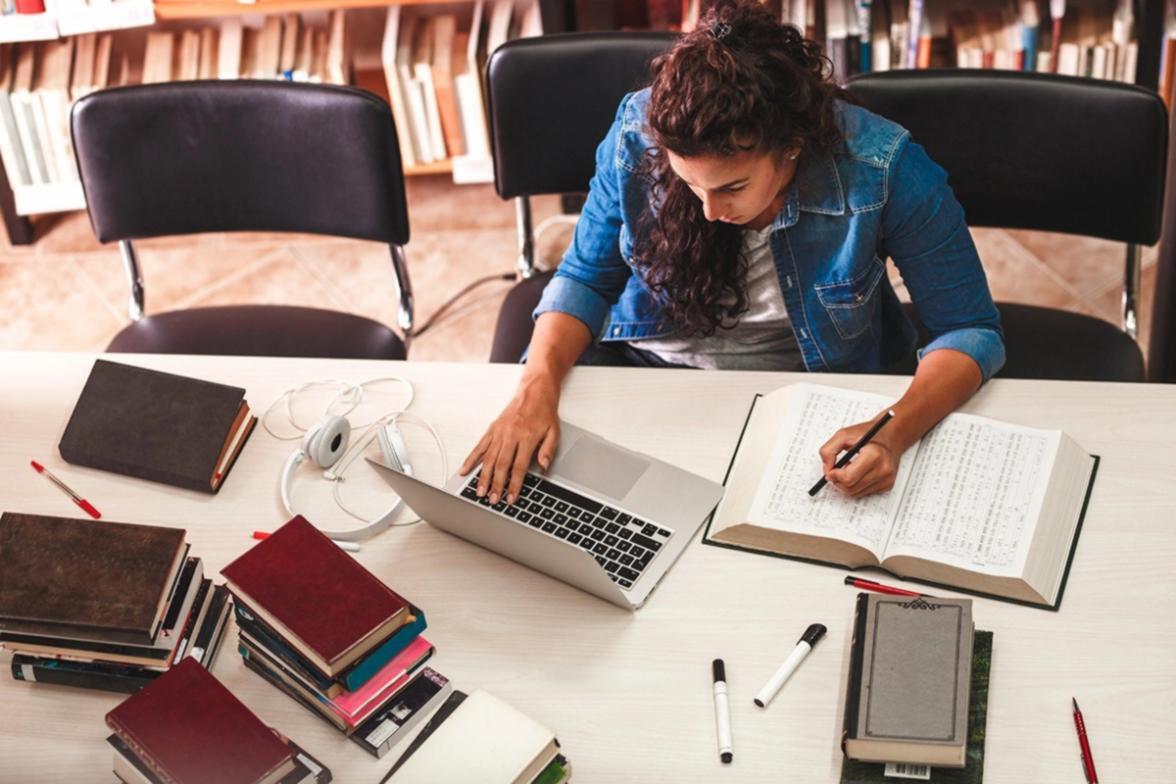 Teilnehmer arbeiten an praktischen Übungen
