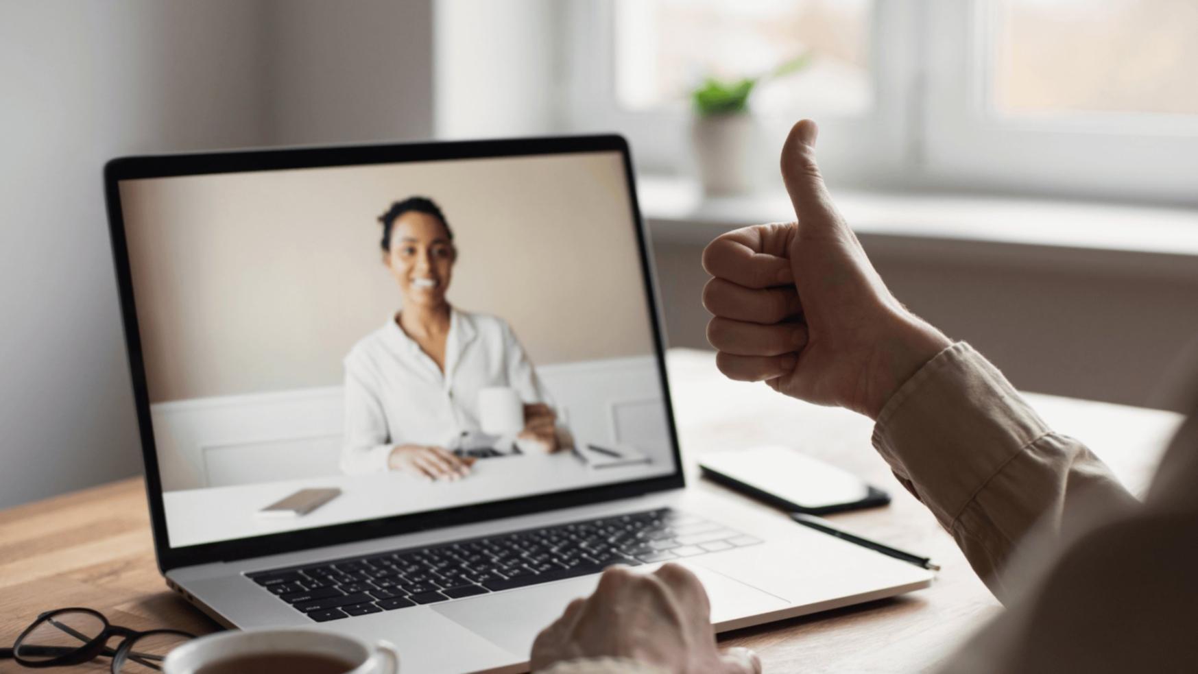 Workshop-Teilnehmer bei der praktischen Arbeit an SEO-Projekten