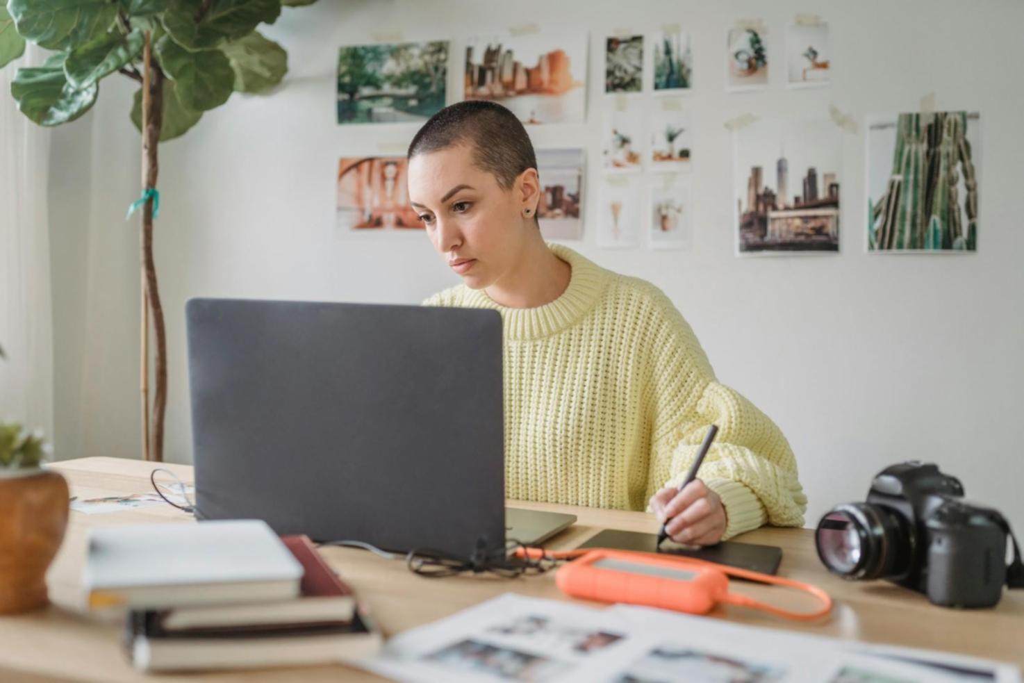 Teilnehmer arbeiten gemeinsam an praktischen Übungen auf der Lernplattform