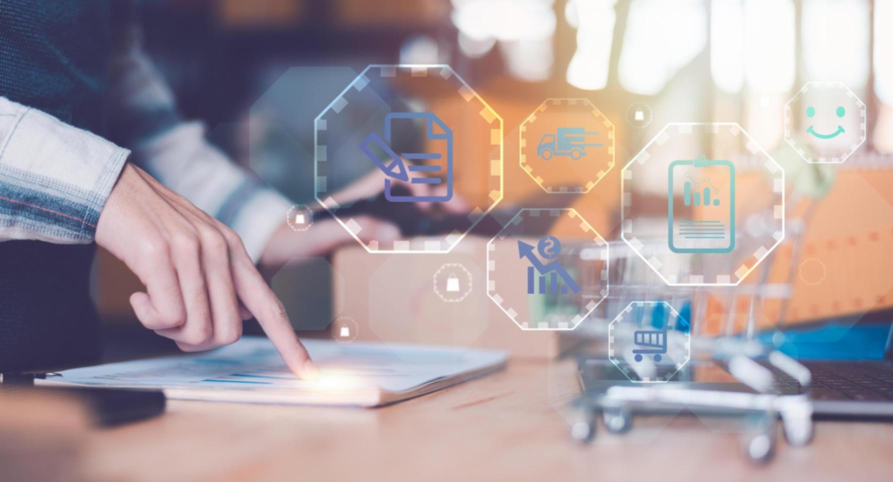 Teilnehmerin überprüft ihre Workshop-Ergebnisse am Laptop